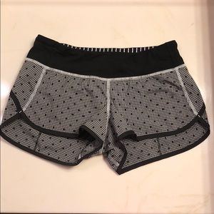 Lululemon size 4 speed shorts EUC 2.5in